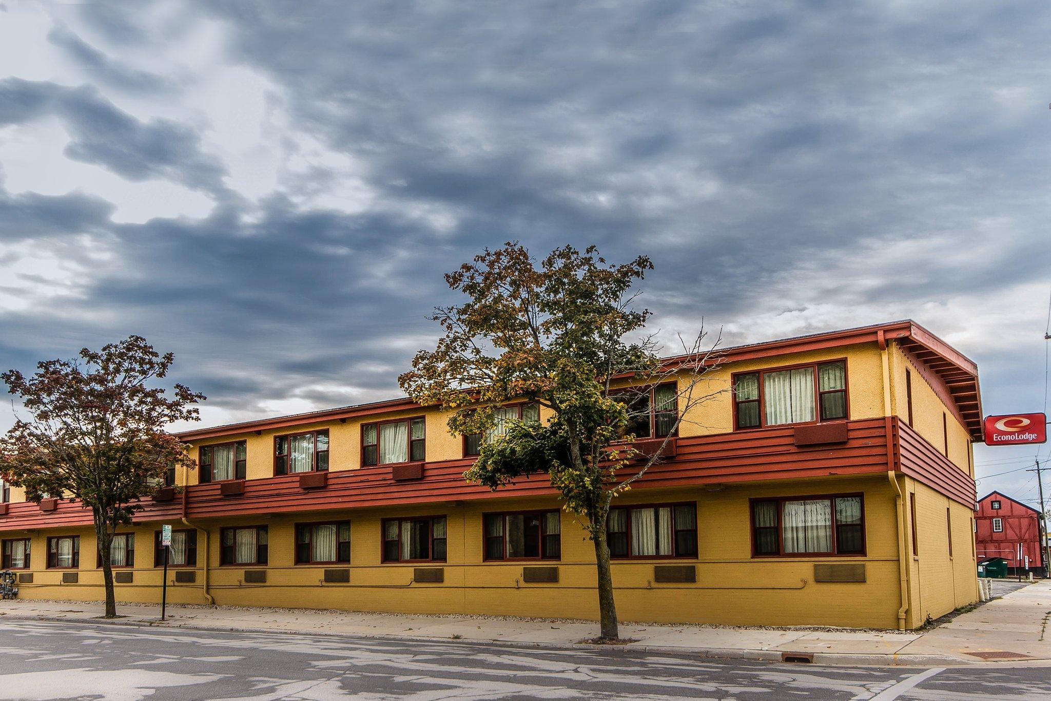 Days Inn By Wyndham Manitowoc Exterior photo