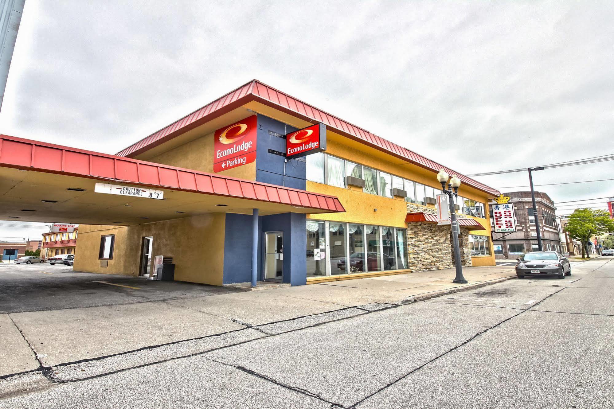 Days Inn By Wyndham Manitowoc Exterior photo